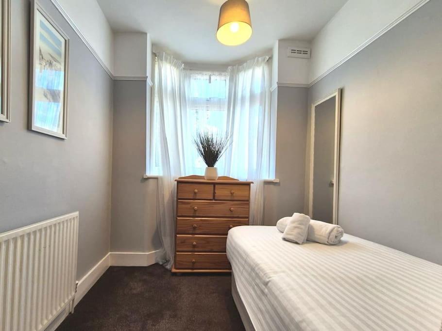 3 Bed House In The Heart Of Palmers Green, Londra
