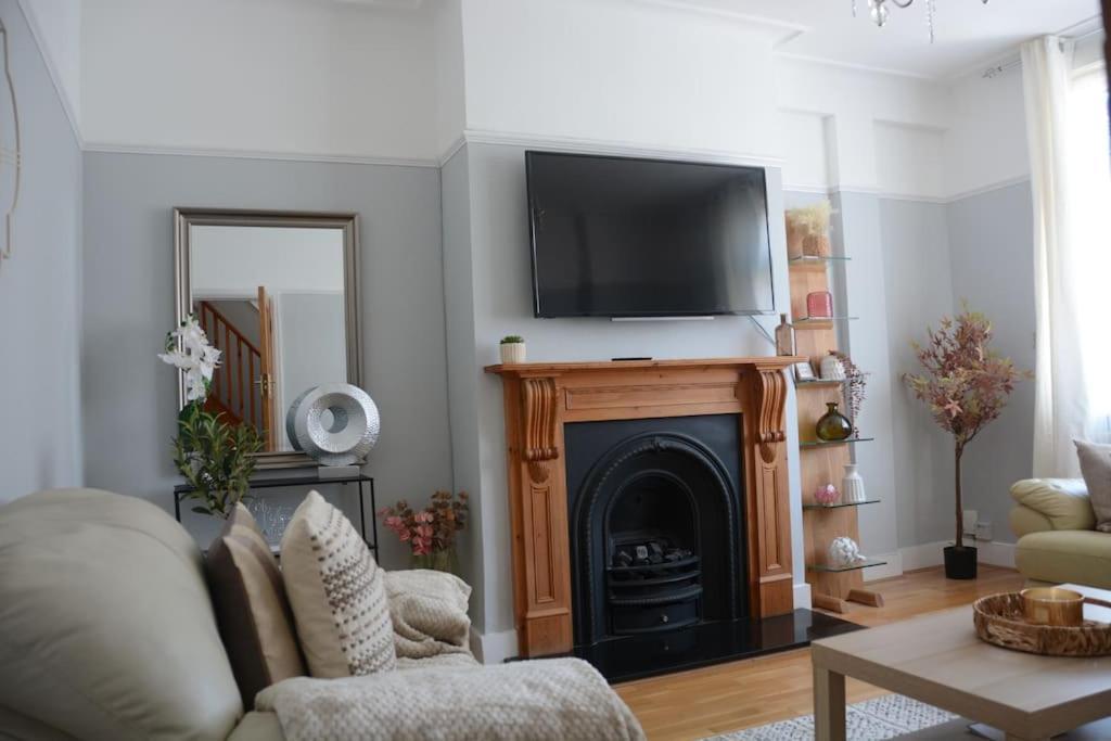 3 Bed House In The Heart Of Palmers Green, * Londra
