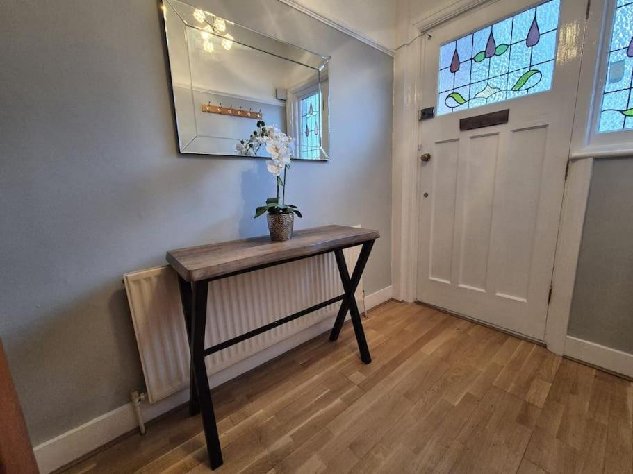 3 Bed House In The Heart Of Palmers Green, Casa vacanze *