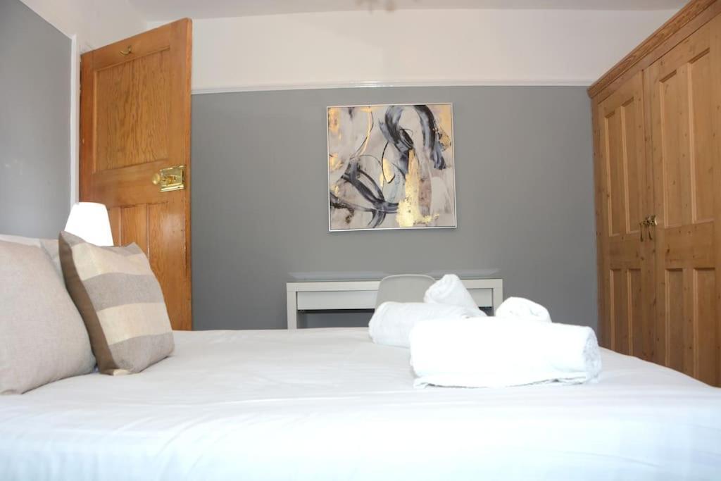 3 Bed House In The Heart Of Palmers Green, Casa vacanze *