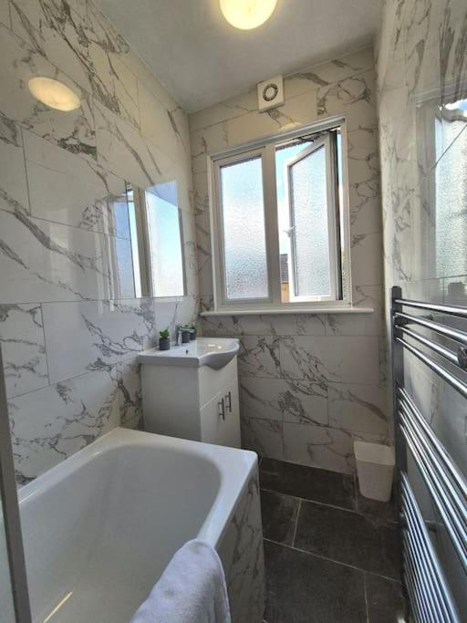 3 Bed House In The Heart Of Palmers Green, Casa vacanze