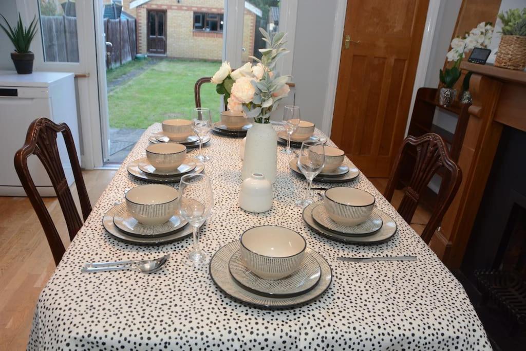 3 Bed House In The Heart Of Palmers Green, Casa vacanze *