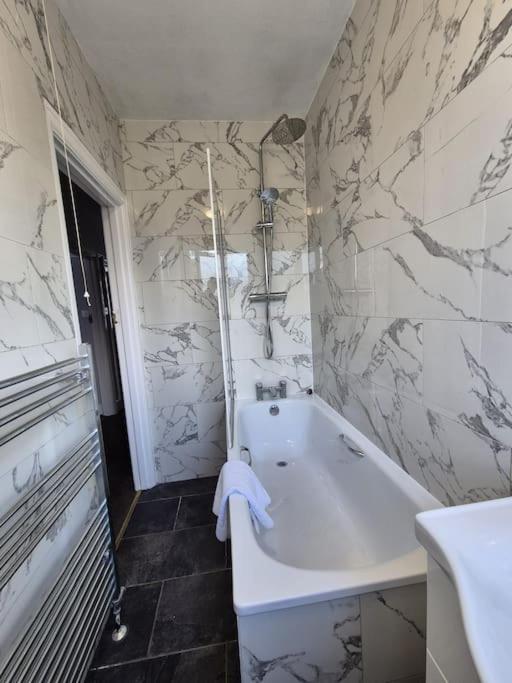 3 Bed House In The Heart Of Palmers Green, Casa vacanze Londra
