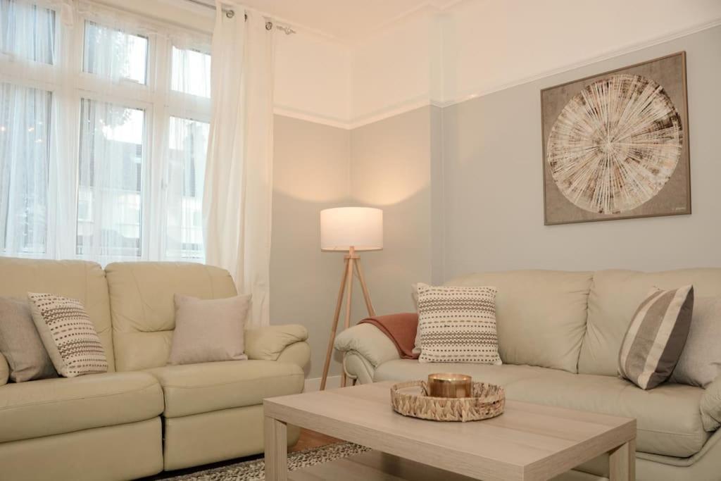 3 Bed House In The Heart Of Palmers Green, Londra